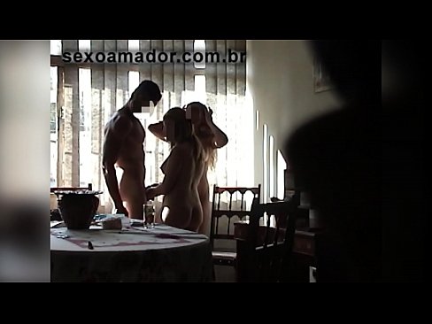 ❤️ Inimbitahan ng mga sex friends ang isang higanteng lalaki at isang threesome kasama niya ️❌ super porn sa amin ️❤