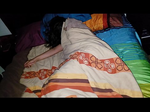 ❤️ Pinupunasan ng stepson ang kanyang batang madrasta habang natutulog ito. ️❌ super porn sa amin ️❤